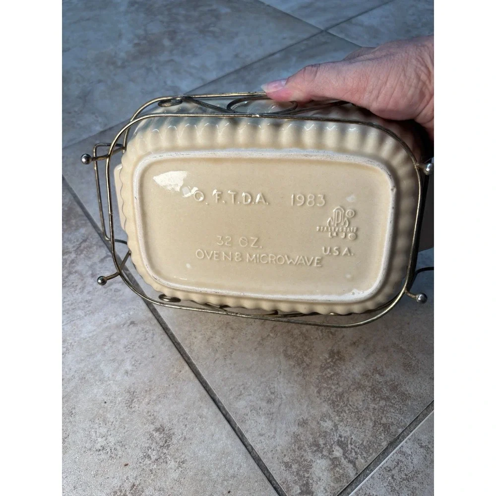 Vintage 1983 Pfaltzgraff 32 Oz Casserole Dish Metal Serving Cradle USA Cream